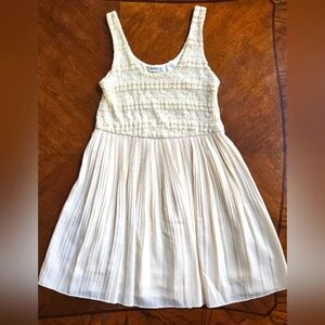 MONTEAU Cream Sleeveless Dress. Size M